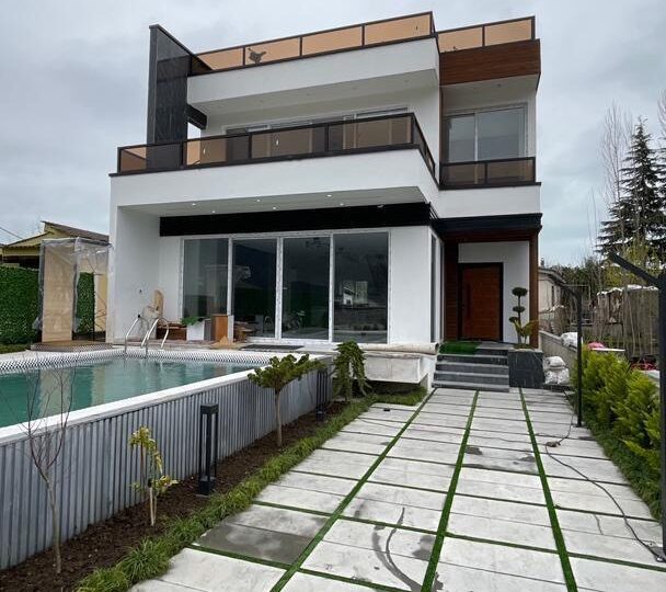 ویلا ۳۵۰ متری سه خواب در مجتمع با استخر و روف جنگلی